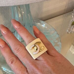 💍Ivory and Gold White tone Women's Acrylic Chanel type Ring Buttery Cream
